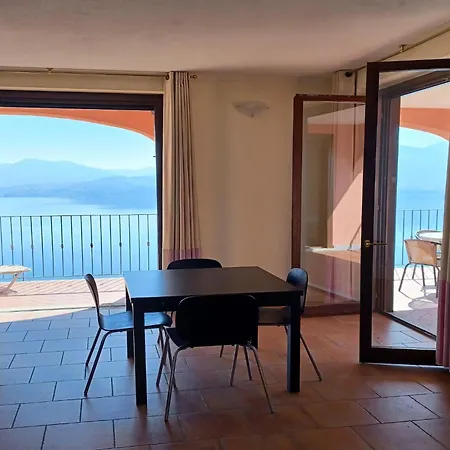 アパート Apartment In Oggebbio With Lake Maggiore Views オッジェッビオ