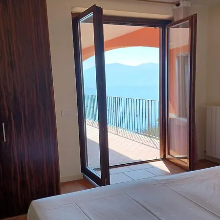 Apartment In Oggebbio With Lake Maggiore Views アパート