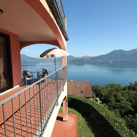 Apartment In Oggebbio With Lake Maggiore Views アパート オッジェッビオ